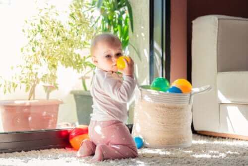 baby der leger med plastikbold