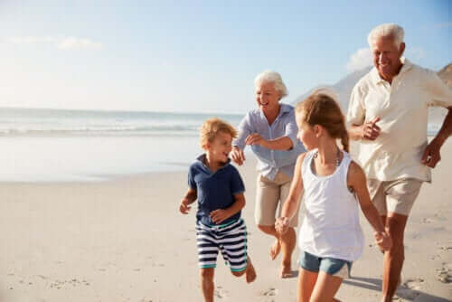 bedsteforældre og børn på strand