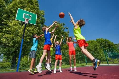 børn der spiller basketball