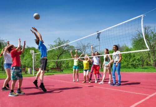 børn der spiller volleyball