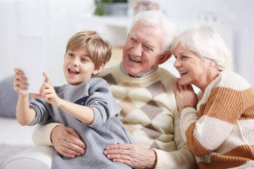 dreng der tager et billede med sine bedsteforældre