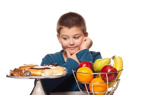 Dreng skal vælge mellem kage og frugt