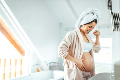 gravid kvinde der børster tænder