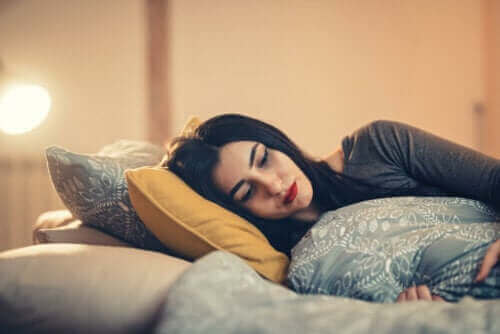 kvinde der ligger ned