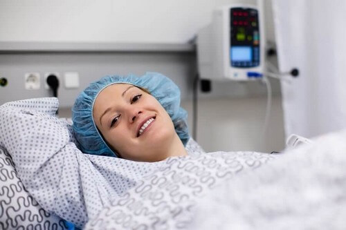 Kvinde er indlagt på hospitalet