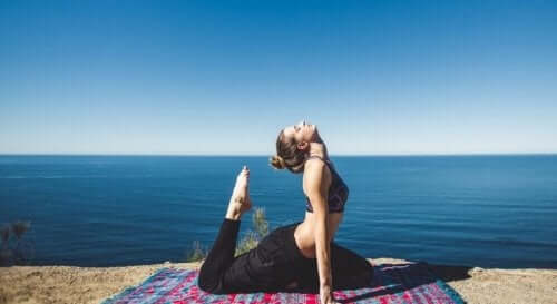 9 vaner fra glade mødre: Kvinde laver yoga.
