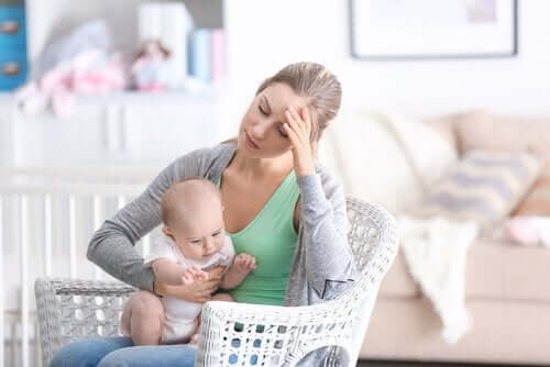 Tips til forebyggelse af depression efter adoption. Deprimeret mor med baby.
