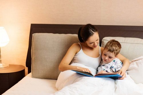 Mor læser en bog for sin søn
