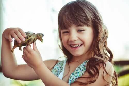 Pige holder en skildpadde