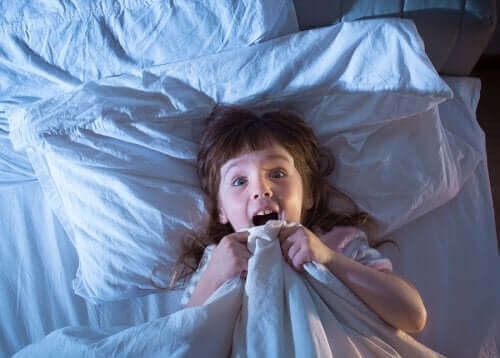skræmt pige i sin seng