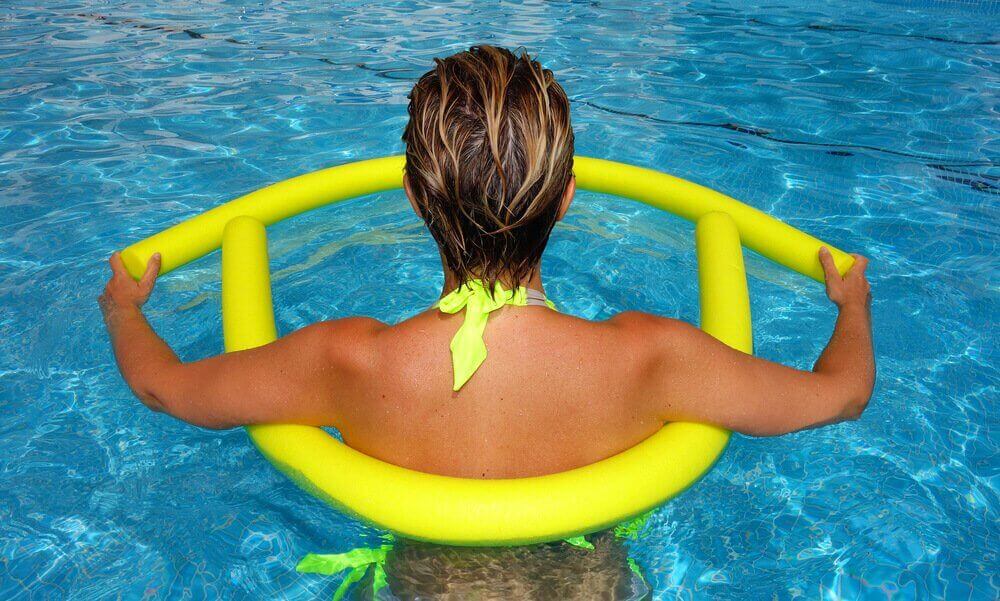 Fordele ved hydroterapi til gravide kvinder. Kvinde i svømmehal.