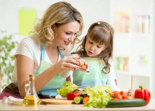 Sådan kan du underholde dine børn mens du laver mad