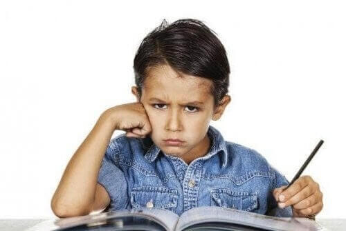 Vred dreng læser lektier 