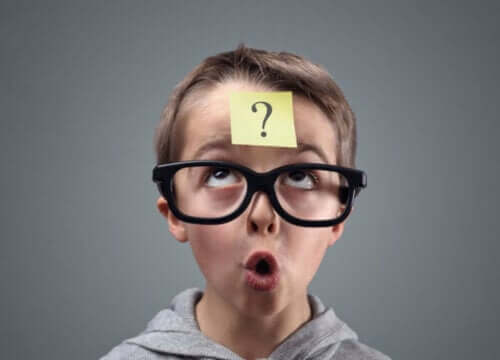 dreng med briller med post-it i panden