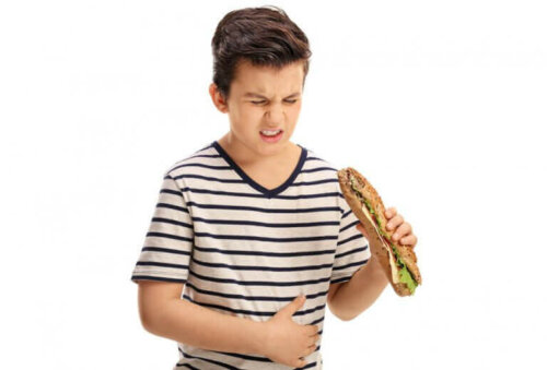 dreng med sandwich der har ondt i maven