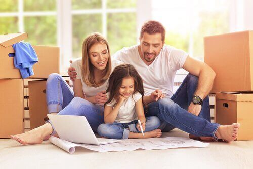 familie der kigger på plantegning blandt flyttekasser