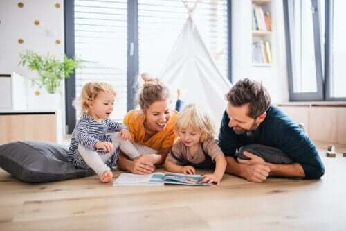 familie der læser på gulv