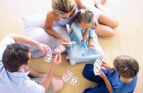 Familie spiller kort sammen 