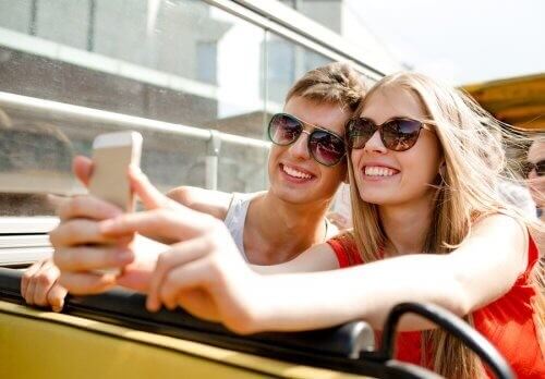 Kærestepar tager selfie sammen