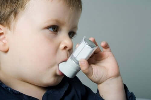 lille dreng der bruger inhalator