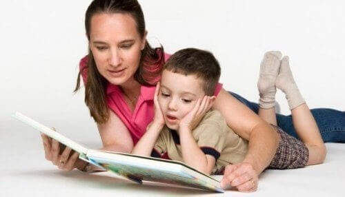Mor og barn læser sammen 