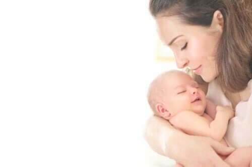 mor der holder lille baby