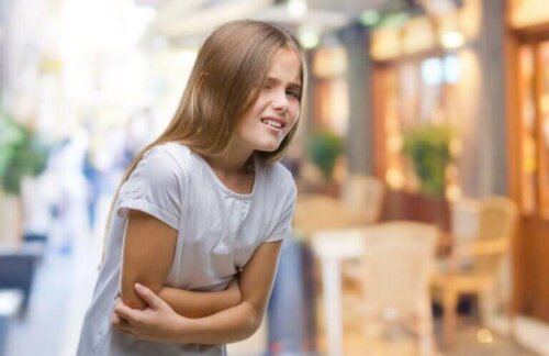 pige der har ondt i maven