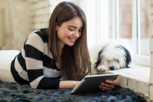 Pige læser en bog for sin hund