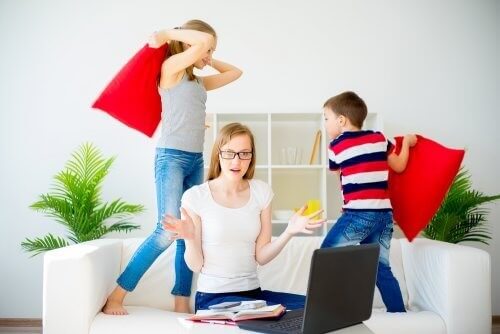 Mor er stresset, mens børn slås