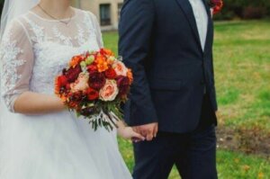 Hvorfor er brude klædt i hvidt til deres bryllup?