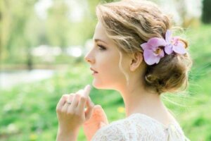 Hårpynt til brude: Romantiske stile med blomster