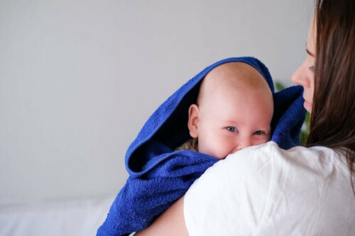 baby viklet ind i håndklæde