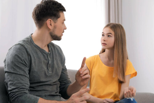 far der taler med ung datter