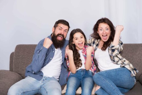 glad familie i sofa