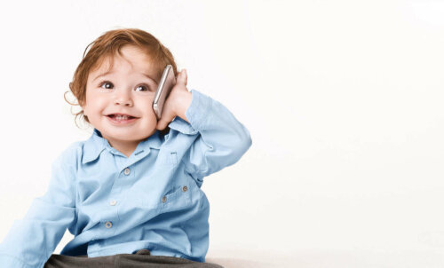 lille dreng der taler i mobil