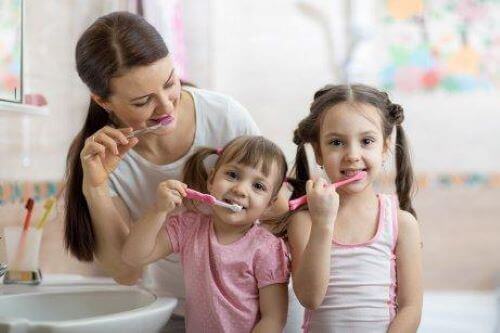 mor og døtre der børster tænder