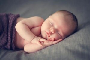 Hjælp din baby med at sove igennem om natten