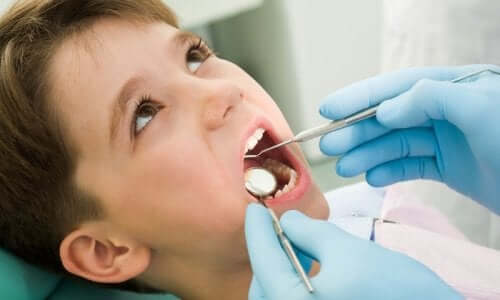 Sådan passer du på dit barns mælketænder: Dreng til tandkontrol.