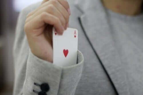 barn der trækker es op af ærmet