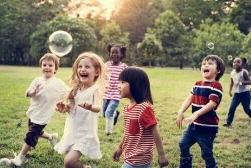 børn der leger med bobler
