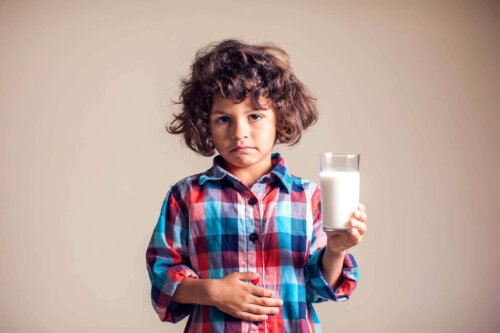 dreng der holder et glas mælk