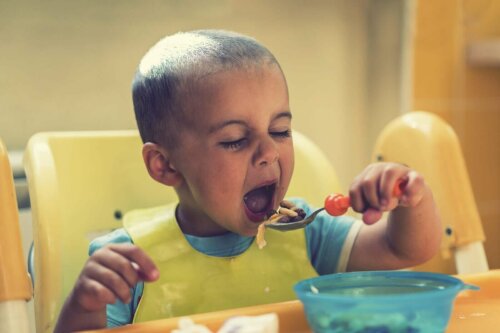 lille dreng der spiser selv
