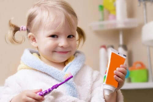 Sådan passer du på dit barns mælketænder: Lille pige børster tænder.