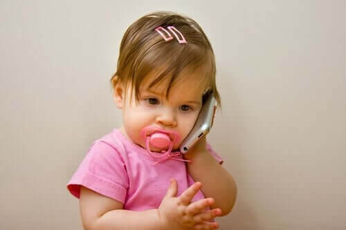 Baby taler i telefon