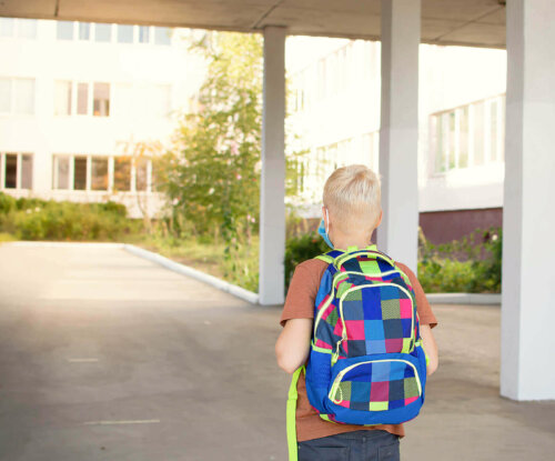barn med rygsæk på vej i skole