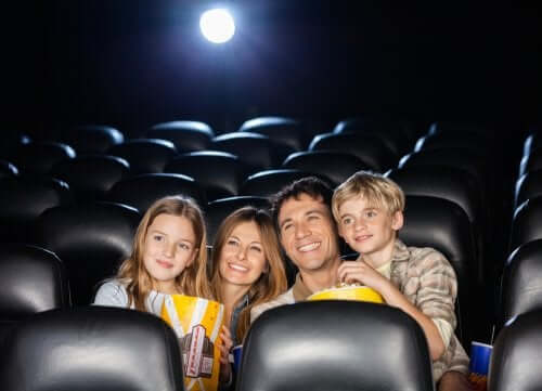 familie med popcorn i biograf