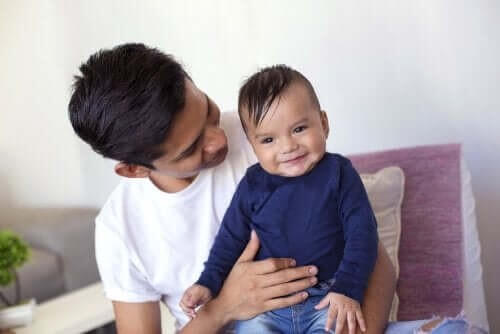 Far sidder med sin søn