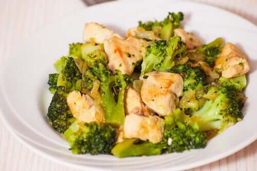 Lækre opskrifter med broccoli: Stegt kylling og broccoli på en tallerken.