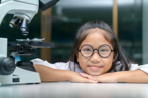 lille pige i et laboratorium