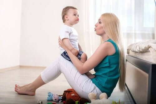 Mor og baby taler sammen